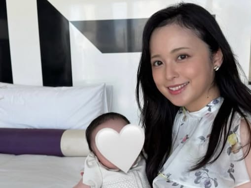「うぶ毛がそっくり」久慈暁子、娘を抱っこする親子ショット公開！ 「顔がまんまる」「か～わいいい」