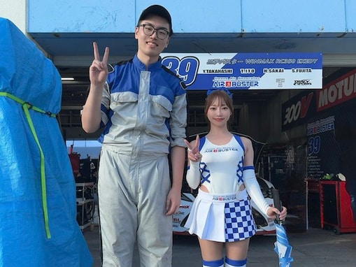「高低差、バグってる！」“日本一背の低い”レースクイーンと男性の2ショットに「身長差100cmくらいか？」の声