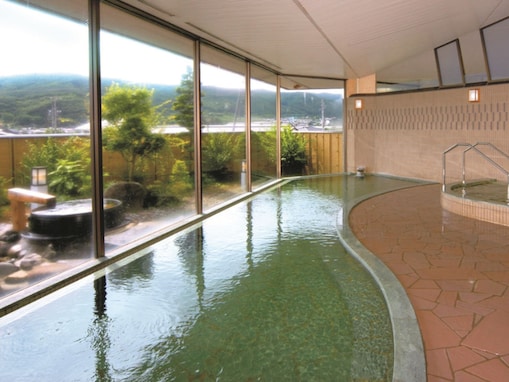 【長野県の人気日帰り温泉】「長門温泉 やすらぎの湯」は道の駅隣接で源泉掛け流しのお風呂を楽しめる施設。日本三大美人泉質の湯が自慢