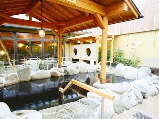 【神奈川県の人気スーパー銭湯】「極楽湯 横浜芹が谷店」は自家源泉の黒湯天然温泉を完備した施設