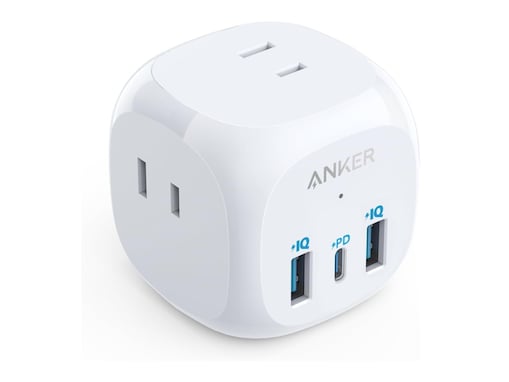 デスク周りをすっきりと整える。Ankerの電源タップは6台同時充電できる利便性が抜群の大人気アイテム