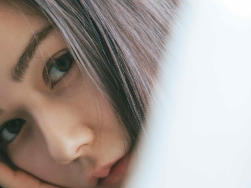 「色気がスゴい」村重杏奈、ミニ丈から大胆美脚を披露！「脚が美しすぎる」「黒ストッキングいいね！」