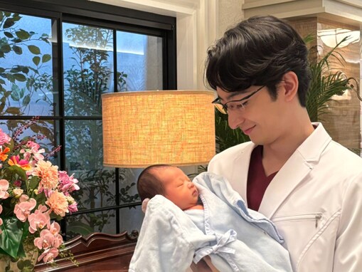 「新米パパさんいい笑顔」イケメン俳優、“我が子”とのツーショットに「お父さんの顔してますね」反響