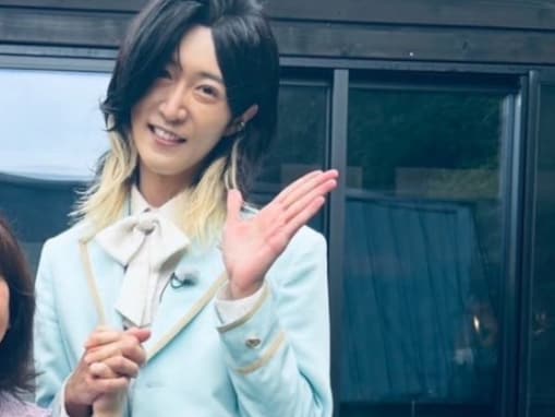 モナキ・サカイJr.、女性タレントとの“恋人つなぎ”ショットが話題に！ 「なんで手繋いでるの笑笑」