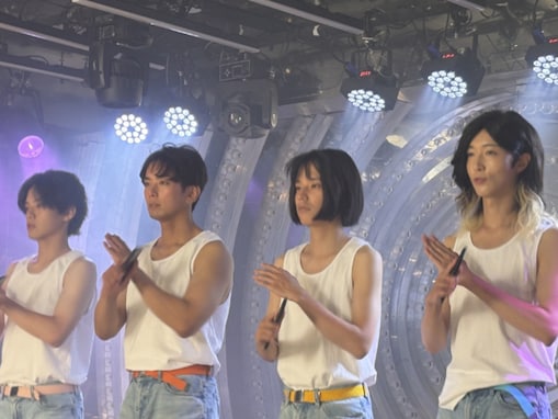 「全員めっちゃ美脚」モナキ、圧巻美脚に注目集まる！「布が少ないけど大丈夫!?」「全員脚の毛脱毛？」