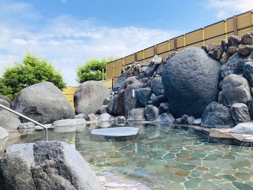 【富山県の人気日帰り温泉】「グリーンパーク吉峰 立山吉峰温泉ゆ～ランド」は立山のふもとにある天然温泉が魅力の施設。天然石の露天風呂やハーブ湯でリラックス