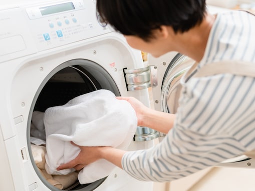 「たっぷり入るのに、軽くて楽々」山崎実業“ランドリーバスケット タワー キャスター付き”が便利と評判。55L大容量で洗濯物もラクに移動