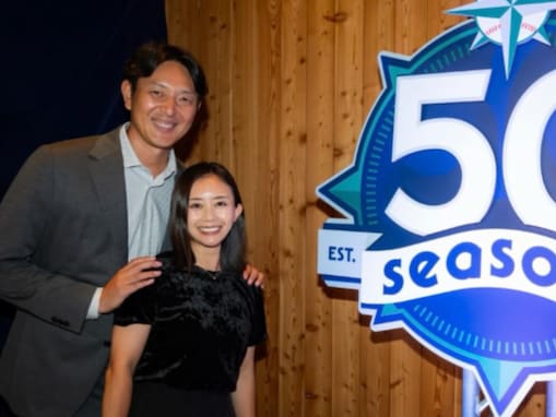 「なかなかお恥ずかしいですが」岩隈久志の美人妻、夫婦ショット公開「いつも若々しく笑顔が本当に素敵」
