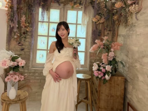 「予定日まであと2週間」元SKE48メンバー、ぽっこりおなか丸見えのマタニティフォト公開！ 「ドキドキ」