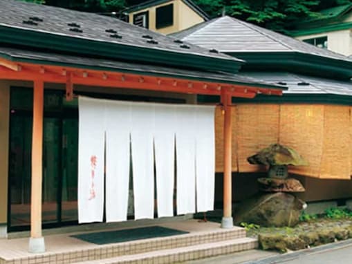 【岩手県の人気温泉】「精華の湯」はかけ流しの天然温泉とこだわり手打ちそばを楽しめる施設。やわらかい泉質でリラックス