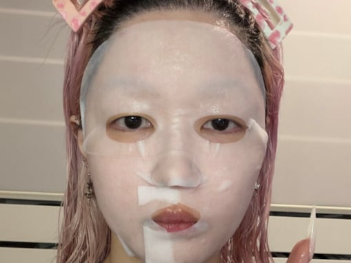 「化粧崩れに革命起きた」美容系YouTuber、顔パックの貼り方に「なにをどこにどうやったんだ?!」反響