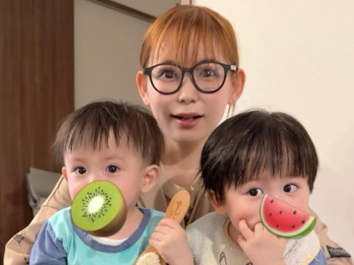 「めっちゃ痩せましたねぇ〜」中川翔子、“初ヘアカット”の双子を抱く姿に「外国人の赤ちゃんみたい」反響