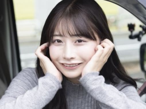 「二刀流だね」元AKB48・鈴木優香、美脚ショット＆“デビュー”報告に反響「すごい！」「最高すぎる」