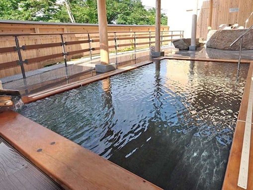 【岩手県の人気日帰り温泉】「山桜 桃の湯」は源泉かけ流し温泉とアジアンリゾート風の癒やし空間が魅力の施設。17種類のお風呂でリラックス