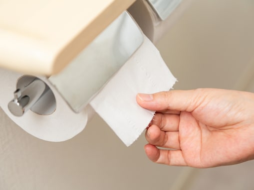 「ちょい置きが出来る上に予備のホルダーまで！」山崎実業“トイレットペーパーホルダー上ラック 2段 タワー”に反響。賃貸でも穴あけ不要