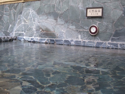 【栃木県の人気スーパー銭湯】「小山やすらぎの湯」は天然温泉と高濃度炭酸泉、3種のサウナが魅力の施設。多彩な浴槽でリラックス