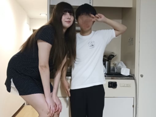 「身長差えぐすぎる」高身長インフルエンサー、“2m級デカ女とハグ”ショット公開「でかくて可愛すぎる！」