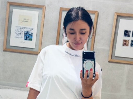 篠田麻里子「制服が似合う　是非48へ」。鈴木紗理奈をスカウト!? 美脚際立つ姿に反響「きゃわいすぎるー」