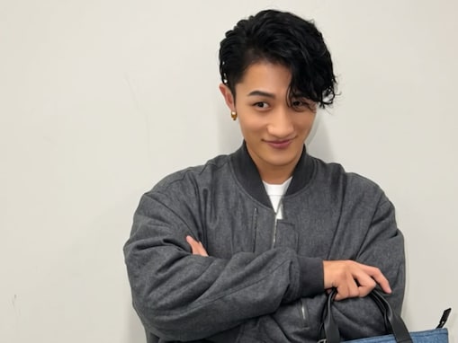 「きゃわ……」岩本照、ドルガバを着こなすおちゃめな笑顔ショットにファン歓喜！ 「あざとい可能性ある」