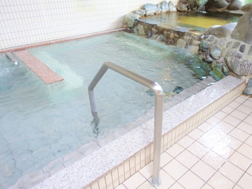 18時以降は300円、市内70歳以上なら200円。長崎県雲仙市「みずほ温泉千年の湯」は有明海を望む市営温泉