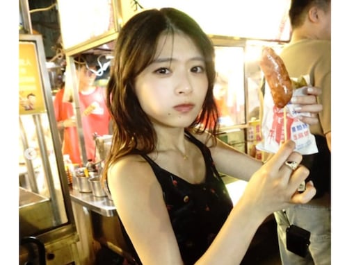 「オンとオフのギャップが」出口夏希、黒ワンピ姿の屋台食べ歩きショットを披露！ 「流石に可愛すぎる」