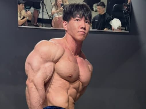 「脚えぐいて！」横川尚隆、ムキムキの肉体に反響！ 「合うサイズのズボンあるの？」「次元が違いすぎる」