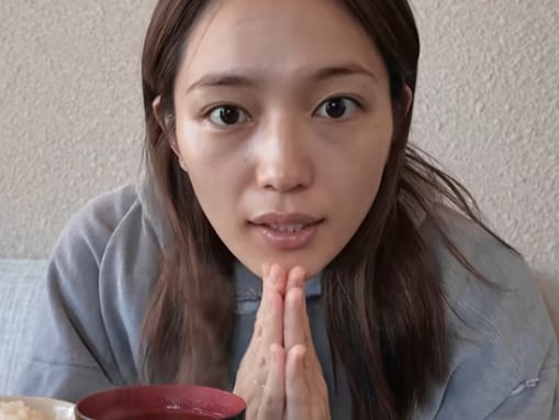 「川口春奈だけはガチ」寝起きすっぴん姿に驚きの声「寝起きビジュの概念ぶち壊しに来た」「鼻の穴の奥丸見えのあくび」