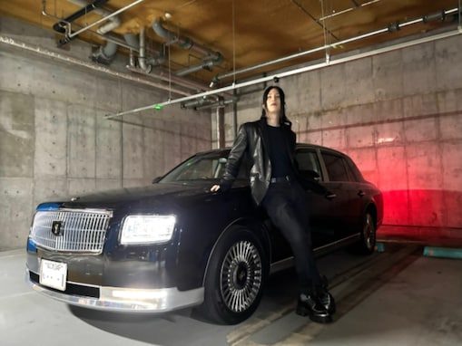 「運転手付き？」ROLAND、愛車公開に「センチュリーを従えてる感じがもう納得」「かっこいい」の声！