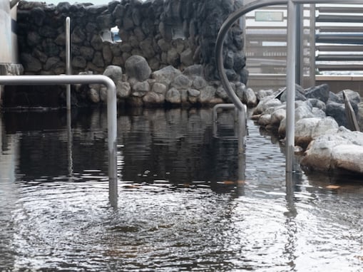 【兵庫県の人気日帰り温泉】「awa awa KOBE」は天然温泉とサウナを楽しめる温浴施設。露天風呂エリアの空を眺められるスペースが魅力