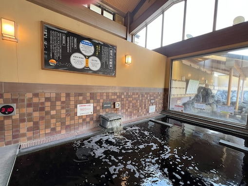 座間で唯一の天然温泉は底が見えない黒湯。神奈川県座間市「湯快爽快 ざま」は源泉100％かけ流しの露天が自慢