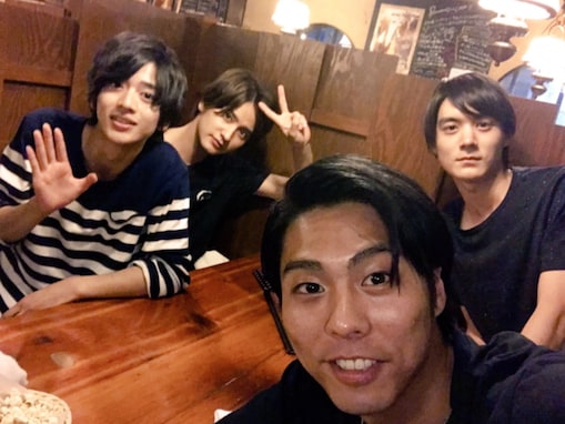 「10年あっという間すぎて泣く」『仮面ライダー』共演者の再会ショットに反響「最高超えてる」「皆変わらないな！」