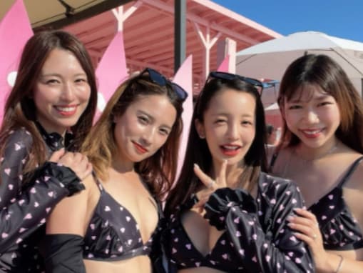 「スタイル良すぎ」板野友美、美女らとビキニ姿を披露「ともちんレベチで可愛い、、まじで若い」「全員優勝」