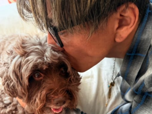 木村拓哉、“犬吸い”ショット公開！ 横顔の格好良さ際立つ姿で「行ってくるね！待っててね！」呼び掛け