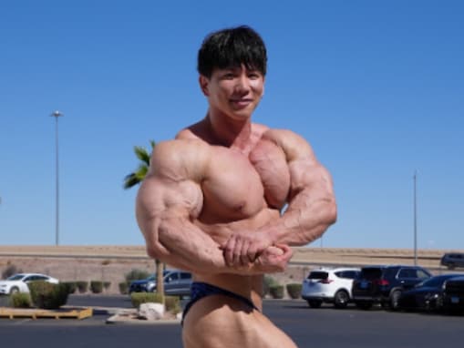 「筋肉に手足が生えてる」横川尚隆、筋肉ショットに「人間の脚じゃない」「THE筋肉の塊」の声！