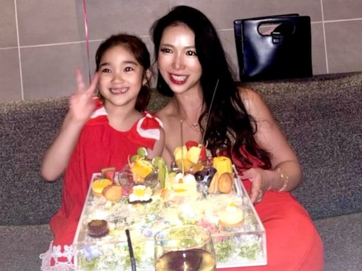 「似てる」紅蘭、赤ワンピース姿の親子ショットを披露！ 「2人とも肌が綺麗」「ステキなライフスタイル」