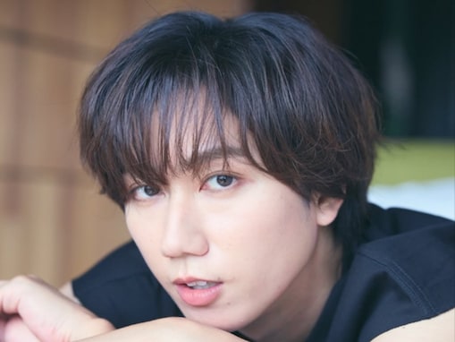 「え、ちょ！ 二の腕〜！」阿部亮平、雑誌のアザーカットを公開！ 「綺麗…」「あざといし……やっばぁ」