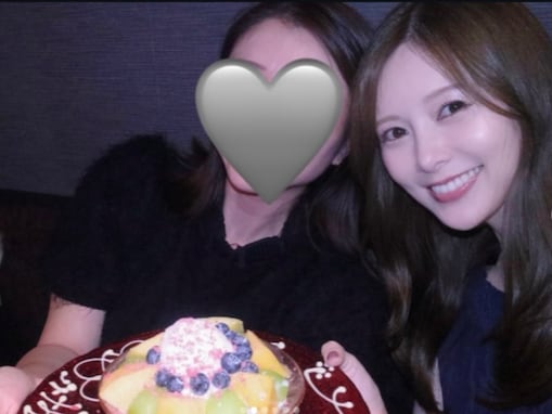 白石麻衣、34歳の誕生日を迎えたプライベートショットを披露！ 「親友とからあげとお祝いの夏」