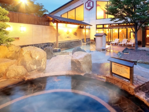 【埼玉県の人気スーパー銭湯】「野天風呂 蔵の湯 東松山店」は高濃度溶解炭酸泉や野天風呂を満喫できる施設