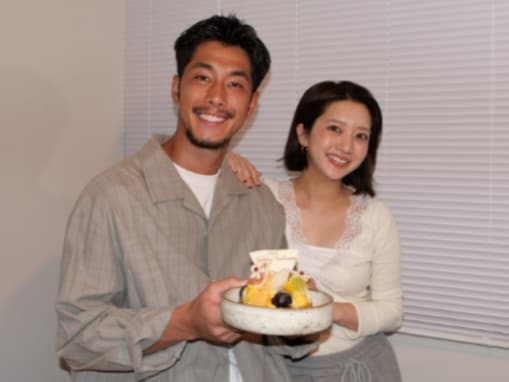 「父親頑張ります」プロサッカー選手、結婚記念日を祝う美人妻との顔出しショット公開「子育て楽しんで」