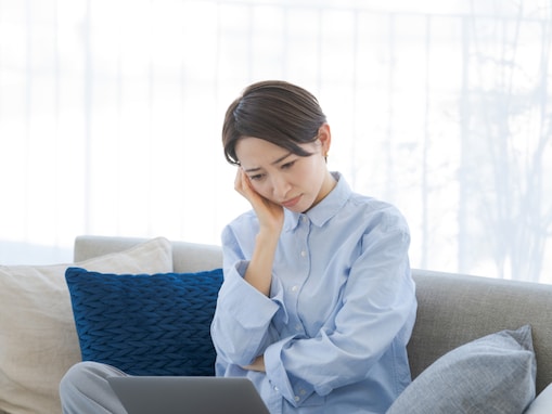 「ご近所が何かとお節介や小言が多く」46歳調理師女性、貯金50万円。夫の単身赴任と母を支える実家暮らし