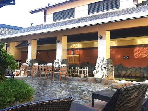 【埼玉県の人気スーパー銭湯】「北本温泉 湯楽の里」は天然温泉と高濃度炭酸泉が楽しめる施設。本格岩風呂でリラックス