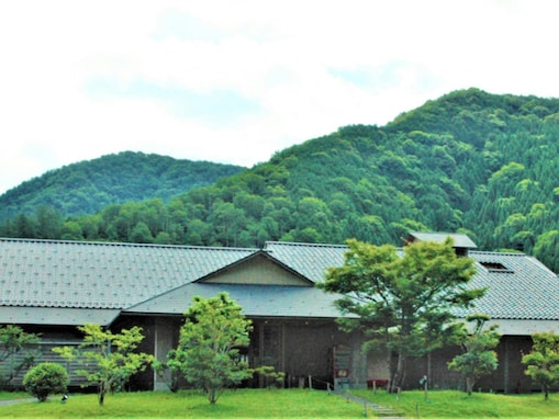 【兵庫県の人気日帰り温泉】「かすみ矢田川温泉」は自然との調和を基にした木のぬくもりを感じる施設