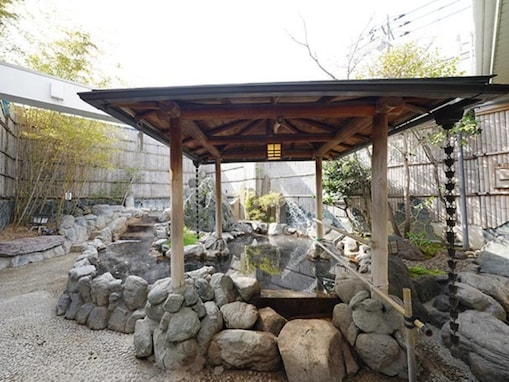 【埼玉県の人気スーパー銭湯】「ゆの華 越谷店」はメタケイ酸豊富な温泉を楽しめる施設。露天風呂や薬湯風呂でリラックス
