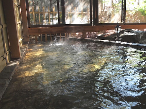 【栃木県の人気日帰り温泉】「さくら温泉」は100％完全源泉かけ流しの上質な湯が楽しめる施設。屋根付き露天風呂でリラックス