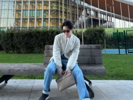 「ついにマリトッツォ本物きた」渡辺翔太、海外散歩ショットに反響！ 「お口に粉ついてない？大丈夫？」
