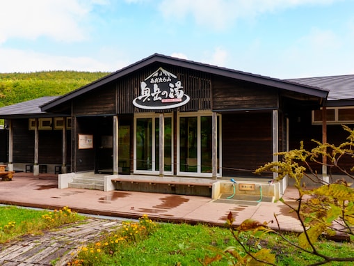 【福島県の人気銭湯】「あだたら山 奥岳の湯」は標高約950mに位置する施設。内湯の窓を全面開放する半露天風呂と源泉かけ流しの酸性泉が自慢