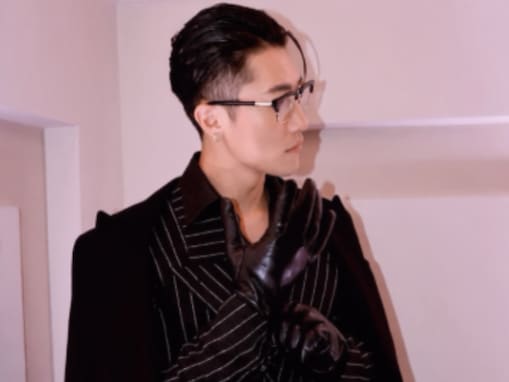 「爆イケすぎて過呼吸」岩本照、黒手袋＆眼鏡のスーツ姿に「メガネは反則」とファンもん絶！ 「どこかのボス感」