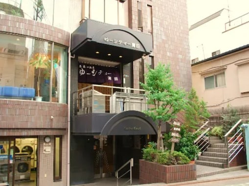 【東京都の人気銭湯】「黒湯の温泉 ゆ〜シティー蒲田」は都会で濃厚な天然温泉が楽しめる施設。黒湯の半露天風呂（外気浴）でリラックス