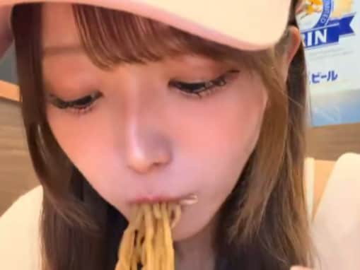 美人アイドル、油そばを食べる姿に反響「限定を早速食べにいくラーメンアイドル」「美味しそう！食べ方上手！」