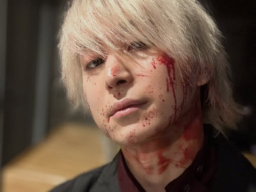 「とんでもない爆弾写真」佐久間大介、血まみれオフショット披露！ Snow Manメンバーからの差し入れも公開